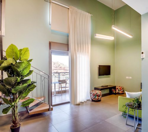 Family Gallery Apartment with Balcony