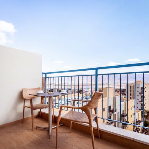 Family Gallery Apartment with Balcony