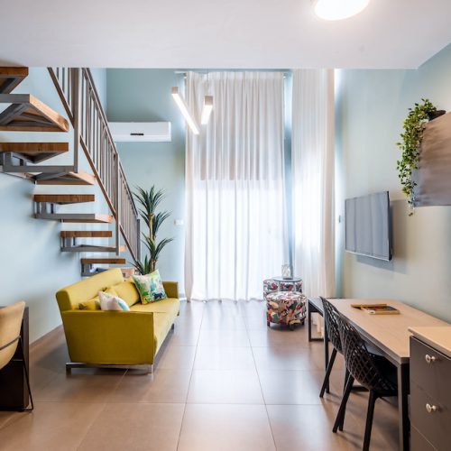 Family Gallery Apartment with Balcony