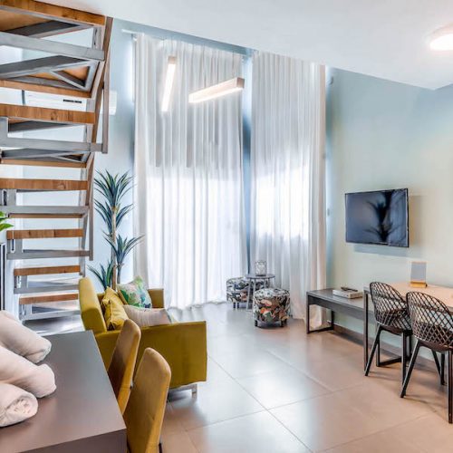 Family Gallery Apartment with Balcony